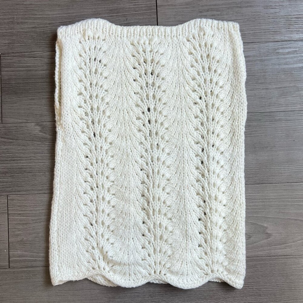Vintage Handmade Crochet White Sleeveless Sweater Vest Scalloped Hem Size XS